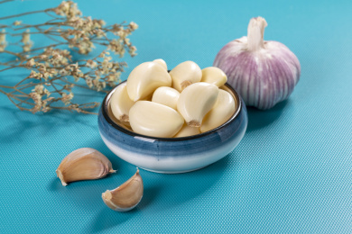 具有保健功效的大蒜摆放在蓝色背景上