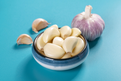 具有保健功效的大蒜摆放在蓝色背景上