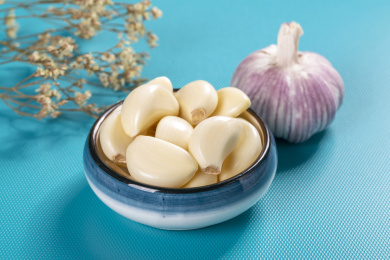 具有保健功效的大蒜摆放在蓝色背景上