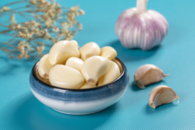 具有保健功效的大蒜摆放在蓝色背景上