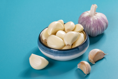 具有保健功效的大蒜摆放在蓝色背景上