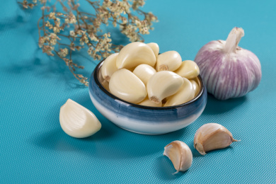 具有保健功效的大蒜摆放在蓝色背景上