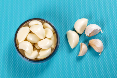 具有保健功效的大蒜摆放在蓝色背景上