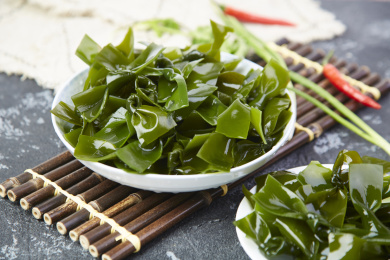 一盘酸辣爽口的海带结 