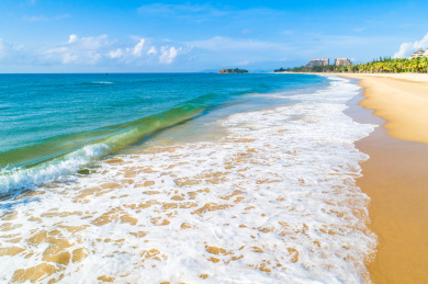 中国海南蓝天白云下的美丽海滩