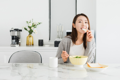 一个年轻的女性在家吃早餐