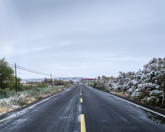 阴天有云的天空下内蒙戈壁雪后公路风光