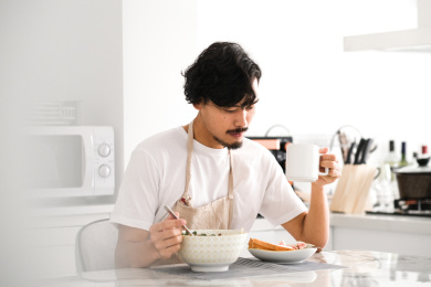 一位青年男子在厨房