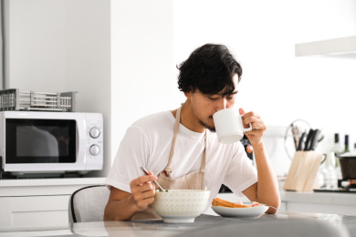 一位青年男子在厨房