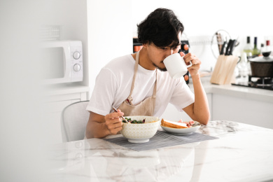 一位青年男子在厨房