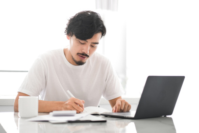 一位青年男子在厨房