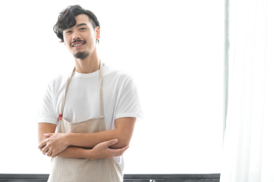 一位青年男子在厨房