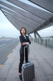 带着拉杆箱准备出行的商务女士