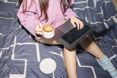 冬季女生穿着长袜在家使用电脑办公商务概念