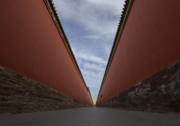 蓝天白云下的北京故宫东筒子红墙夹道