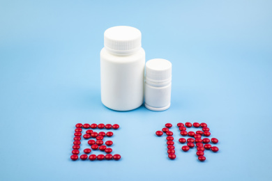 蓝色背景中放着各类医疗药品