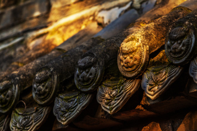 阳光照耀下的古建筑屋檐纹饰