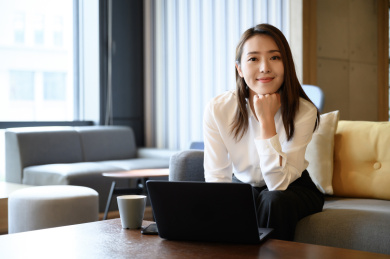 商务女士在办公室使用电脑