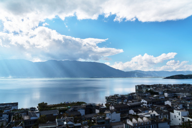 中国云南省大理市，古楼建筑群前，阳光透过云层照射在洱海海面上
