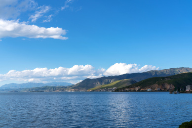 中国云南省大理市，洱海海面上的山丘