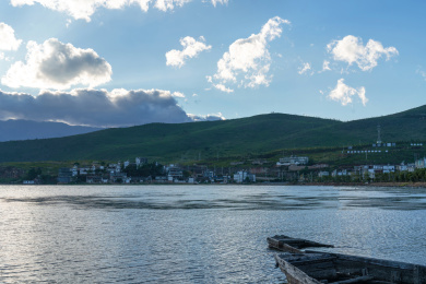 中国云南省大理市，一只小船静静的停靠在水面上