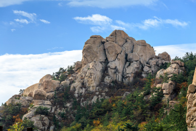 蓝天白云下的山峰，中国山东省青岛市崂山巨峰风景区
