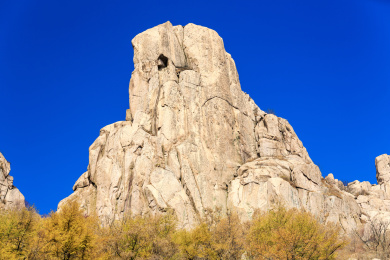 蓝天下的山峰，中国山东省青岛市崂山巨峰风景区