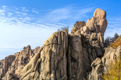 蓝天下的崂山山峰，中国山东省青岛市崂山巨峰风景区