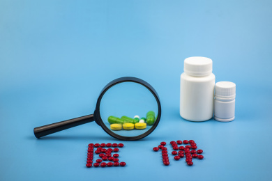 蓝色背景中的药品和社会保障卡
