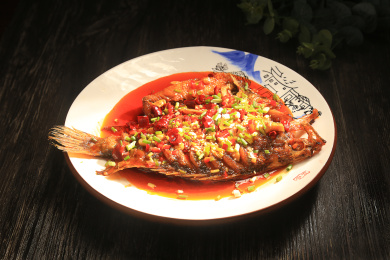 黑背景上盘中的臭鳜鱼