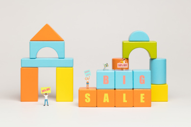 字母积木BIG SALE举着减价打折的人