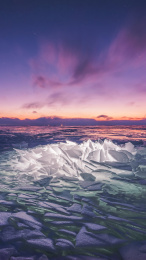 中国新疆赛里木湖风景区冰面日落晚霞