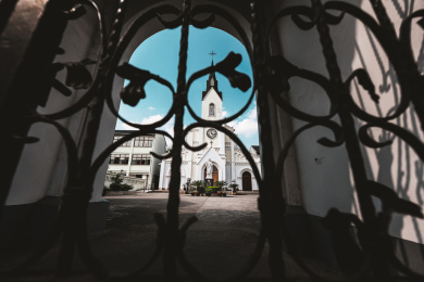 上海闵行七宝古镇老街天主教堂外的铁门拱门