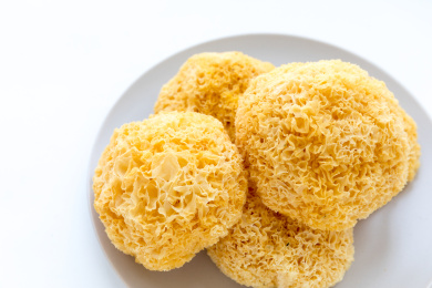 碟子里面烘干的金黄色的丑耳