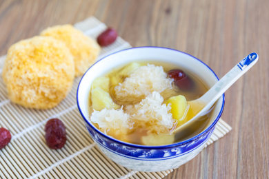 一碗传统广东甜品红枣银耳番薯糖水和食材