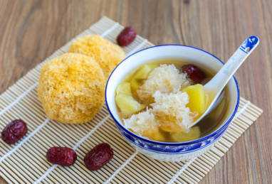 一碗传统广东甜品红枣银耳番薯糖水和食材