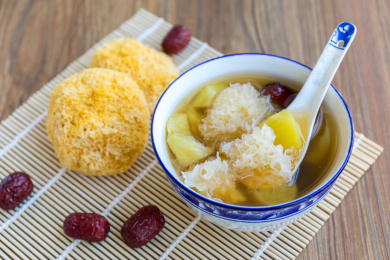 一碗传统广东甜品红枣银耳番薯糖水和食材