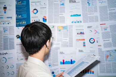 一个金融人士看着金融图表报表报告正在思考安排投资计划