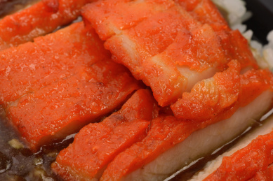 摆放在白色桌子上的外卖蜜汁鸡排饭