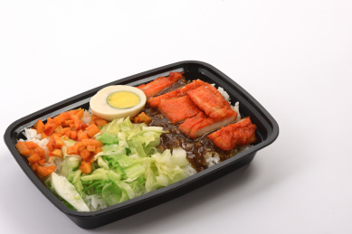摆放在白色桌子上的外卖黑椒鸡排饭