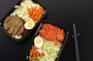 外卖快餐里的萝卜干和青菜