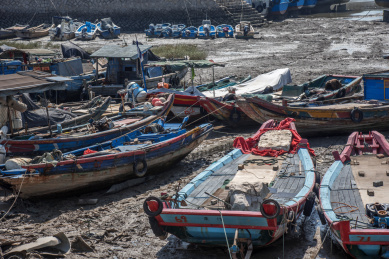 海边码头边废弃的破旧渔船
