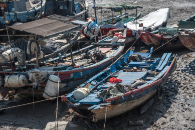  中国福建省厦门嵩屿码头边废弃的渔船