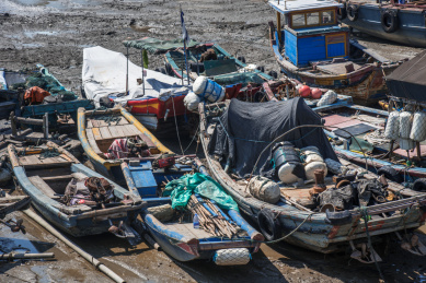 海边码头边废弃的破旧渔船
