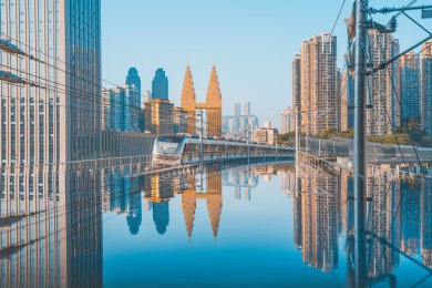 中国重庆轻轨列车站台和高楼建筑风光