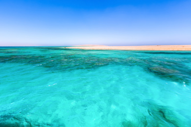 水天一色的埃及共和国红海海滨风光