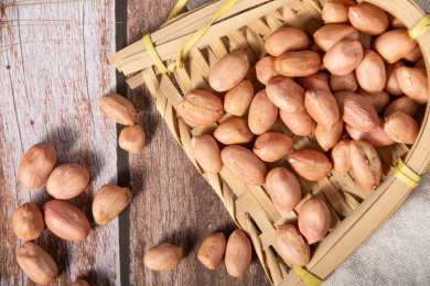 木纹桌面上的花生