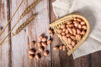 木纹桌面上的花生