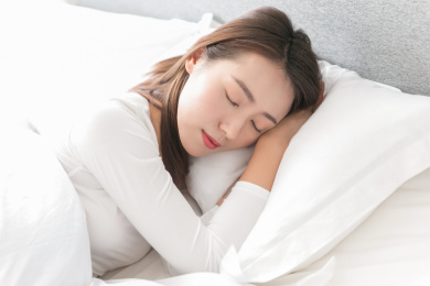 一名年轻女性在床上睡觉休息