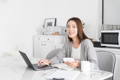 一名年轻女性在家使用笔记本电脑
